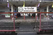 Dass man auf den Zug achten soll, ist natuerlich ein ernst zunehmender Hinweis. Allerdings sollte man ab einer Koerpergroesse von 185cm auch auf den Kopf achten. Hinweisschild am Ubergang vom Hausbahnsteig zum mittelbahnsteig im Bf. Surat Thani am 17.Mai 2013. 

