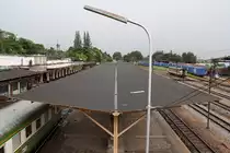 Mittelbahnsteig des Bf. Surat Thani mal aus einer anderen Perspektive. Aufgenommen von der Uebergangsbruecke am 17.Mai 2013.

