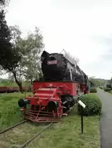 Museum der ehem. Lokomotivenfabrik Resita am 03.05.2013. Die Baureihe 142 war der Star auf rum�nischen Eisenbahnen. Es war die gr��te Dampflokomotive die in Rum�nien je gebaut wurde und zog meistens Schnellz�ge. Mit 110 km/h H�chstgeschwindigkeit war sie neben der in Bukarest bei den Malaxa-Werken gebauten Baureihe 231 die schnellste Damptlokomotive auf rum�nischen Eisenbahnen. Im Bild ist die 142.072 dargestellt.