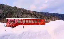 Akita Nairiku-Bahn, in den Gleisanlagen von Aniai: Der Sonderwagen 8808 mit seinen Ur-Symbolen der japanischen Natur - Kirschbl�te und Ahornlaub. Das Innere dieses Touristikwagens ist zu beiden Seiten des Mittelgangs erh�ht, so dass man wie in alten Bauernh�usern im Winter gem�tlich am Boden sitzen und die F�sse in eine Vertiefung stecken kann, in der sich ein Becken mit gl�hender Holzkohle befand (letzteres ist im Bahnwagen nat�rlich durch eine elektrische Heizung ersetzt). 14.Februar 2013. 