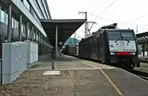 ES 64 F4-990 mit einem KLV-Zug am 09.05.13 bei der Durchfahrt in Freiburg (Breisgau) Hbf.