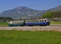 ASm: Im Rollmaterialbestand der ASm befinden sich noch drei fahrt�chtige, sehr interessante historische Fahrzeuge. Beim Bre 4/4 116 handelt es sich um den aus den Gr�ndungszeiten der LJB stammenden CFe 4/4 1 1907 (ex OJB BFe (BDe) 4/4 1). Der Br 161 wurde im Jahre 1920 von der damaligen SNB als B4 (C4) 20 in Betrieb genommen. Im Jahre 1978 erfolgte der Umbau zum Buffet- und Salonwagen. Wegen der Fahrplandichte sowie der neu eingef�hrten H�chstgeschwindigkeit ist dieser schmucke Zug nur noch �usserst selten unterwegs. Das gleiche Schicksal erlebt auch der Bre 516  ANKERSTUBE  ex BTI BDe (CFe) 4/4 6 aus dem Jahre 1947. Bereits seit l�ngerer Zeit wartet er n�mlich in der Abstellanlage Biel auf bessere Zeiten. Am 22. April 2007 konnte der historische ASm-Zug noch auf dem eingleisigen Streckenabschnitt Flumenthal-Attiswil, der inzwischen auf Doppelspur ausgebaut wurde, fotografiert werden.
Foto: Walter Ruetsch 