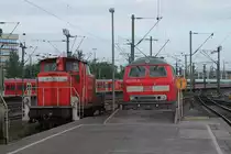 Hier steht 363 111 neben 218 830 am 9.5.2013 in Hannover Hbf.