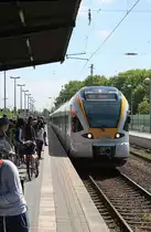 Hier f�hrt eine Eurobahn FLIRT Doppeltraktion mit f�hrendem ET 7.05 als RE 13 nach Venlo am 9.5.13 in Viersen ein.
