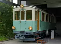ASm: Auch die OJB musste sich w�hrend den fr�heren Jahren mit der Uebernahme von  Occassionsfahrzeugen  begn�gen, da die finanziellen Mittel f�r den Kauf von neuen Fahrzeugen fehlten. Im Jahre 1955 konnte von den Zugerland-Verkehrsbetrieben der CFe 4/4 3 (1913) zusammen mit drei weiteren Triebwagen erworben werden. Bei der OJB stand die Nummer 3 aus dem Zugerland von 1955 bis 1993 als BDe 4/4 9 (BFe 4/4 9), Xe 4/4 131 sowie Xe 4/4 93 im Einsatz. Obschon die Fahrzeugnummer mehrmals ver�ndert wurde, blieb er �ber all die Jahre im Originalzustand erhalten. Aus diesem Grunde wurde er nach der Ausrangierung vom Orion-Club ins Zugerland zur�ckgeholt und sehr sorgf�lltig restauriert. Der  ELEFANT  -wie man ihn liebevoll nannte- wird nun schon seit einigen Jahren im Verkehrsmuseum Neuheim, wo diese Aufnahme am 14. Mai 2011 entstanden ist, ausgestellt.
Foto: Walter Ruetsch