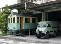 ASm: Auch die OJB musste sich w�hrend den fr�heren Jahren mit der Uebernahme von  Occassionsfahrzeugen  begn�gen, da die finanziellen Mittel f�r den Kauf von neuen Fahrzeugen fehlten. Im Jahre 1955 konnte von den Zugerland-Verkehrsbetrieben der CFe 4/4 3 (1913) zusammen mit drei weiteren Triebwagen erworben werden. Bei der OJB stand die Nummer 3 aus dem Zugerland von 1955 bis 1993 als BDe 4/4 9 (BFe 4/4 9), Xe 4/4 131 sowie Xe 4/4 93 im Einsatz. Obschon die Fahrzeugnummer mehrmals ver�ndert wurde, blieb er �ber all die Jahre im Originalzustand erhalten. Aus diesem Grunde wurde er nach der Ausrangierung vom Orion-Club ins Zugerland zur�ckgeholt und sehr sorgf�lltig restauriert. Der  ELEFANT  -wie man ihn liebevoll nannte- wird nun schon seit einigen Jahren im Verkehrsmuseum Neuheim, wo diese Aufnahme am 14. Mai 2011 entstanden ist, ausgestellt.
Foto: Walter Ruetsch