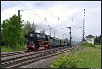 01 150 - Sie f�hrt endlich wieder!!!
Heute, 23. Mai 2013 um Punkt 16:36 Uhr passierte 01 150 die s�dlichen Ausfahrtssignale des Bahnhofs Hirschaid in Richtung N�rnberg Hbf.
Die Schnellzug-Schlepptender-Dampflokomotive 01 150 war eine der vielen historischen Lokomotiven, die im Oktober 2005 Opfer der Brandkatastrophe im Lokschuppen des Bw N�rnberg-Gostenhof geworden ist.
Nach einer langj�hrigen Spendensammlung und Aufarbeitung ist die 01 150 nun endlich wieder betriebsf�hig!
Die einst 1935 von Henschel&Sohn in Kassel gebaute Dampflok leistet mir ihren zwei-Zylindertriebwerk 2240 PSi und bringt es mit ihren zwei Meter gro�en Treibr�der auf eine H�chstgeschwindigkeit von 130 km/h.
Ich w�nsche der 01 150 und der Lokmannschaft allzeit gute und freie Fahrt!
