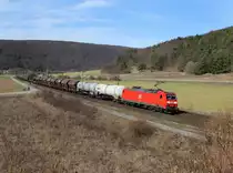 Die 185 066 mit einem G�terzug am 17.03.2012 unterwegs bei Harrbach.