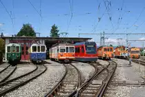 ASm: Mit der Umstellung auf die neue  STARFLOTTE  Be 4/8 110-115 hat sich die ASm von einer Regionalbahn zu einer modernen Ueberlandstrassenbahn entwickelt. Die alten Fahrzeuge wurden verabschiedet aber der Name  BIPPERLISI  ist erhalten geblieben. Am 25. August 2008 versammelten sich zum Abschied noch einemal s�mtliche noch verf�gbaren Generationen vor der Werkst�tte Langenthal. Von links her aufgestellt sind Ce 2/2 12 (1907), Br 161 (1907), Be 4/4 302 (1966), Be 4/8 111 (2008), De 4/4 321 (1957), Ge 4/4 126 (1917) und De 4/4 121 (1987). Diese seltene Aufnahme dokumentiert, dass bereits im Jahre 1987 ein Fahrzeug von der Firma Stadler /SIG/BBC in Betrieb genommen wurde.
Foto: Walter Ruetsch
