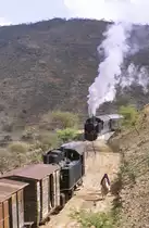 Zugkreutzung nahe der Ortschaft Nefasit. Diese liegt auf ca. 900 m H�he.

Eritrea, Dez. 2006 (Diascan)