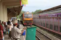 ALS 4112 (Co'Co', de, Alsthom, Bj.1974) faehrt am 17.Mai 2013 mit dem ORD 446 (Hat Yai - Chumphon) und 40 min. Verspaetung im Bf. Surat Thani ein.

