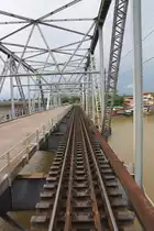 Blick vom letzten Wagen des ORD 446 auf die 1953 errichtete Chulachomklao Bridge �ber den Tapi River beim Bf. Surat Thani. Bild vom 17.Mai 2013.

