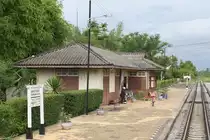 Aufnahmsgebaeude mit Hausbahnsteig des Bf. Ban Thung Pho Junction, Blickrichtung Surat Thani, am 17.Mai 2013.