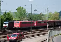 151 023-9 Doppeltraktion zieht G�terzug (dahinter ES64F4-990) beim Bf Linz - 06.05.2013