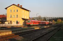 610 004 und ein Anderer am 25.4.13 in Wernberg als RE nach Hof aus Regensburg