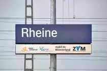 RHEINE (Kreis Steinfurt), 19.05.2013, Stationsschild am Bahnhof Rheine mit Zusatzinformationen über die Träger des ÖPNV