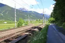 Vom Bahnhof Selztal in der Obersteiermark aus geht es zun�chst zweispurig Richtung Westen bis hier an dieser Stelle die Pyhrnbahn links Richtung Norden abzweigt. Der rechte Schienenstrang (Rudolfbahn) folgt der Enns und wird heute gerne als Ausweichroute f�r G�terz�ge genutzt, Mai 2013