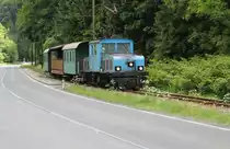 Die Trasse der Breitenauerbahn wechselt auf dem Weg nach Breitenau �fters die Stra�enseite, hier ca. auf halber Strecke nach Breitenau, 20.5.2013