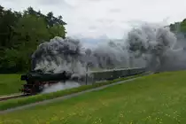 41 018 war w�hrend rund zwei Wochen in der Schweiz zu Gast und nahm unter anderem am 1. Dampfloktreffen in Sissach teil. Auf dem Bild zu sehen ist sie mit einem langen Extrazug oberhalb von Trimbach.