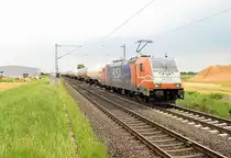 Die Husa 185 613-7 mit einem Tankwagenzug in Richtung Neuss unterwegs, wegen Bauarbeiten an Gleis 1 fahren alle Z�g zwischen Nievenheim und Norf auf dem Richtungsgleis 2 das eigentlich nach K�ln f�hrt. 25.5.2013