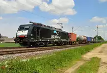 MRCE 189 099 und einem Containerzug unterwegs in Richtung Rheydt �ber die Kbs 465. Gubberath 25.5.2013
