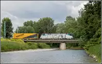 Ebenfalls ein kleines Experiment stellt diese Fotostelle f�r mich dar.
Nach dem St�rzen des Gartner-Zuges SGAG 42389 (Lambach - Sopron) in Ebenfurth geht es auf den Weg zum Zielbahnhof, dabei �berquert der Zug die Br�cke, die einerseits die Grenze zwischen Ebenfurth und Neufeld an der Leitha darstellt, gleichzeitig auch Grenze zwischen �BB und GySEV/ROeEE darstellt.
Aufgenommen wurde das Gespannt am 25. Mai 2013 um 17:25 Uhr.