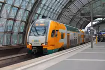 Nochmal Blickkontakt zum Zugbegleiter, bevor es weiter Richtung Cottbus geht.
Der KISS der ODEG als RE 37374 auf seiner Fahrt von Wismar nach Cottbus, hier bei der Abfahrt in Berlin Hbf am 21.05.2013.
