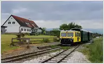 Ab 1. Februar 1951 wurde auf der Stainzerbahn der Personenplanverkehr  zum zweiten Mal und endg�ltig eingestellt. Es ist daher leicht m�glich, dass es gestern am 25.5.2013 ab Preding zum ersten Mal nach 62 Jahren einen Anschlusszug nach Stainz f�r GKB-Fahrg�ste gab. Grund der Sonderfahrt auf der Stainzerbahn war ein Wanderausflug einer privaten Reisegesellschaft aus Graz, welche in Stainz ihren Ausgangspunkt hatte.  Bespannt wurde dieser Sonderzug mit SKL X626.205. 

SKL X626.205 war urspr�nglich ein normalspuriges Fahrzeug, bis 2007 im Besitz der �BB mit Heimatbahnhof Schladming und war in Selzthal abgestellt. Sie befindet sich heute in Privatbesitz von bb.de User Karl Heinz Ferk, wurde auf 760 mm umgespurt, und ist seit Juli 2010 wieder betriebsbereit auf der Stainzerbahn im Einsatz.

Die erste Aufnahme zeigt den Leerpersonenzug in am 25.5.2013 von Stainz nach Preding bei der �lm�hle Herbersdorf.

http://www.stainz.at/Flascherlzug.141.0.html