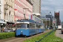 P-Wagen 2006 rollt am 06.05.13 auf der Linie 17 zur Amalienburgstra�e am M�nchner Hbf vorbei.