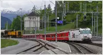 neben der Gmf243 erreicht RE1145 mit Ge 4/4 III 643  Vals  den Abzweigbahnhof Filisur. Rechts erkennt man das Streckengeleise Richtung Davos. (22.05.2013)