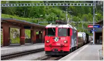 Ge 4/4 II 615  Klosters  zieht eine G�terzug talw�rts durch Filisur. (22.05.2013)