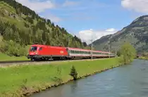 Am 5.Mai 2013 war 1016 033 bei Dorfgastein mit EC 110 von M�nchen Hbf auf dem Weg nach Klagenfurt Hbf.