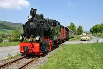 MME Fahrtag - 90 Jahre  BIEBERLIES  - 19.05.2013  --  Am Bahn�bergang kurz vor H�inghausen mit altem Lloyd  Leukoplastbomber   --  Weitere Fotos siehe auch in meinem http://www.Schmalspuralbum.de/ unter  Nordrhein-Westfalen > M�rkische Museums-Eisenbahn (MME) - Sauerl�nder Kleinbahn > ... 