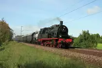 Am 25.5.2013 folgte die 78468 von Eisenbahn Tradition fast im Blockabstand
der 012066-7 auf der Rollbahn bei Tecklenburg - Leeden. Der Sonderzug
bef�rderte Fahrg�ste aus dem Tecklenburger Land und Osnabr�cker Raum
zur Meyer Werft nach Papenburg.