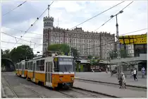 Tram Budapest. T5C5 CKD Tatra Linie 18 am Metro- und Strassenbahnknotenpunkt Sz�ll K�lm�n t�r. (11.05.2013)