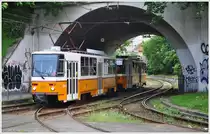 Tram Budapest. T5C5 CKD Tatra Linie 61 nach H�v�sv�lgy am Metro- und Strassenbahnknotenpunkt Sz�ll K�lm�n t�r. (11.05.2013)