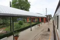 Hausbahnsteig des Bf. Tha Shang, Blickrichtung Nong Pla Duk Junction, am 17.Mai 2013. 

