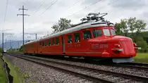 Ein sch�nes St�ck Nostalgie, der rote Pfeil RAe 4/8  1021, in leuchtendem Rot auch ohne Sonnenschein bei Eiken/Aargau am 26.5.2013.