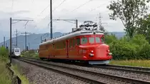 Das nennt man Riesengl�ck ! Kaum war der TGV ( im Hintergrund links ) an mir vorbei, kam der  Churchill Rote Pfeil  RAe 4/8  1021 unverhofft angefahren. Es hat f�r ein paar Fotos gerade so gereicht und endlich habe ich mal Gl�ck gehabt.
Eiken/Aargau 26.5.2013