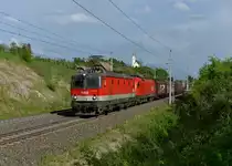 1144 091 + 1116 xxx mit einem G�terzug am 04.05.2013 bei M�hldorf-M�llbr�cke.