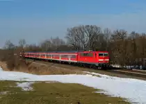 111 022 mit einem RE nach Salzburg am 21.02.2012 bei Hilperting.