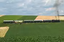 93.1420 bezwingt die leichte Steigung hinter W�rnitz-Hetzmannsdorf mit dem Erlebniszug  Leiser Berge  am 26.05.2013.