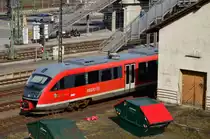 Da steckt der 642 106 seinen Kopf hinter dem Schuppen hervor und verr�t uns seinen Namen: Rieschweiler-M�hlbach. Foto ist in Bingen am 14.4.2013 entstanden.