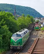 Die V 200 053 der Brohltal-Schmalspureisenbahn Betriebs-GmbH abgestellt auf dem Umladebahnhof am 04.07.2012 in Brohl.

Die V 200.0 wurde 1957 von Krauss-Maffei unter der Fabriknummer 18297 gebaut und als V 200 053 an die Deutsche Bundesbahn ausgeliefert, 1968 erfolgte die Umzeichnung in 220 053 und 1983 die Ausmusterung bei der DB. Im Jahr 1986 wurde sie an die SBB verkauft, die sie durch die Regentalbahn AG aufarbeiten lies und 1988 als Am 4/4 18466 in Dienst stellte, bis sie dort wieder 1996 ausgemustert wurde. Dann 1997 kam sie zu den Eisenbahnbetriebe Mittlerer Neckar GmbH (EMN), Kornwestheim als 288 und 2002 umgezeichnet in 417 01. Im Januar 2007 ging sie dann an die Brohltal-Eisenbahn als  220 053  

Rechts hinten die D8 der der Brohltal Eisenbahn (BE), eine Jung RK 8 B und dahinter die V 100 1200.