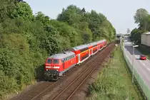 An Werktagen (au�er Samstag) verbinden zwei Zugpaare die Bahnh�fe in der Holsteinischen Schweiz mit Hamburg. Am 17.05.2013 beschleunigt 218 339-0 mit einer RB (bis L�beck als RE) von Hamburg Hbf nach Kiel Hbf in Eutin. Die Fahrtzeit von Hamburg nach Eutin betr�gt 1 Stunde und 13 Minuten,also in etwa die Zeit, die auch bei einer Fahrt mit dem Auto veranschlagt werden kann.