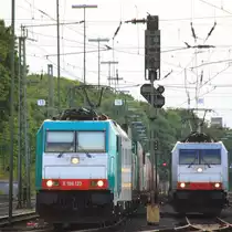 186 123 von Railtraxx fährt mit einem einem langen KLV-Containerzug aus Genk-Goederen(B) nach Frankfurt-Höchstadt bei der Ausfahrt aus Aachen-West und fährt in Richtung Aachen-Hbf,Köln.
Und auf dem nebengleis steht eine 185 579-0  Adriana  und noch eine 185er von Crossrail stehen in Aachen-West in der Abendsonne am 24.5.2013.