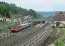 155 202-5 steht am 25. Mai 2013 mit einem gemischten G�terzug auf Gleis 4 in Kronach.