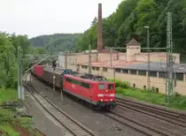 151 164-1 zieht am 25. Mai 2013 einen gemischten G�terzug durch Kronach.