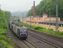 143 063-6 und eine weitere 143 der RBH erreichen am 27. Mai 2013 mit einem Kesselwagenzug den Bahnhof Kronach.