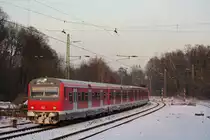 Eine S6 nach K�ln-Nippes geschoben von 143 660 am Abend des 9.12.12 bei der Einfahrt in den Bahnhof Kettwig.